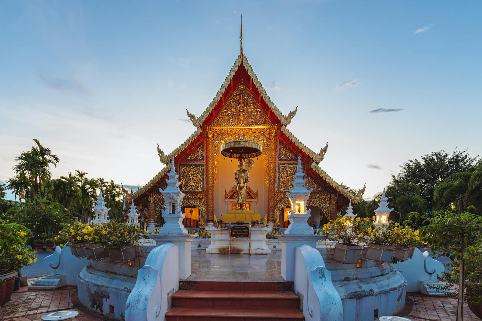 วัดทองในเขตเมืองเก่าเชียงใหม่ยามเย็น
