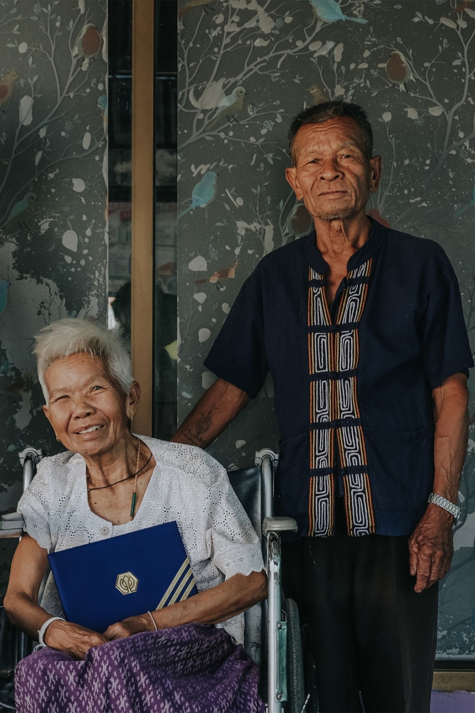 คู่สามีภรรยาสูงอายุชาวไทยที่สถานดูแลของพวกเขา