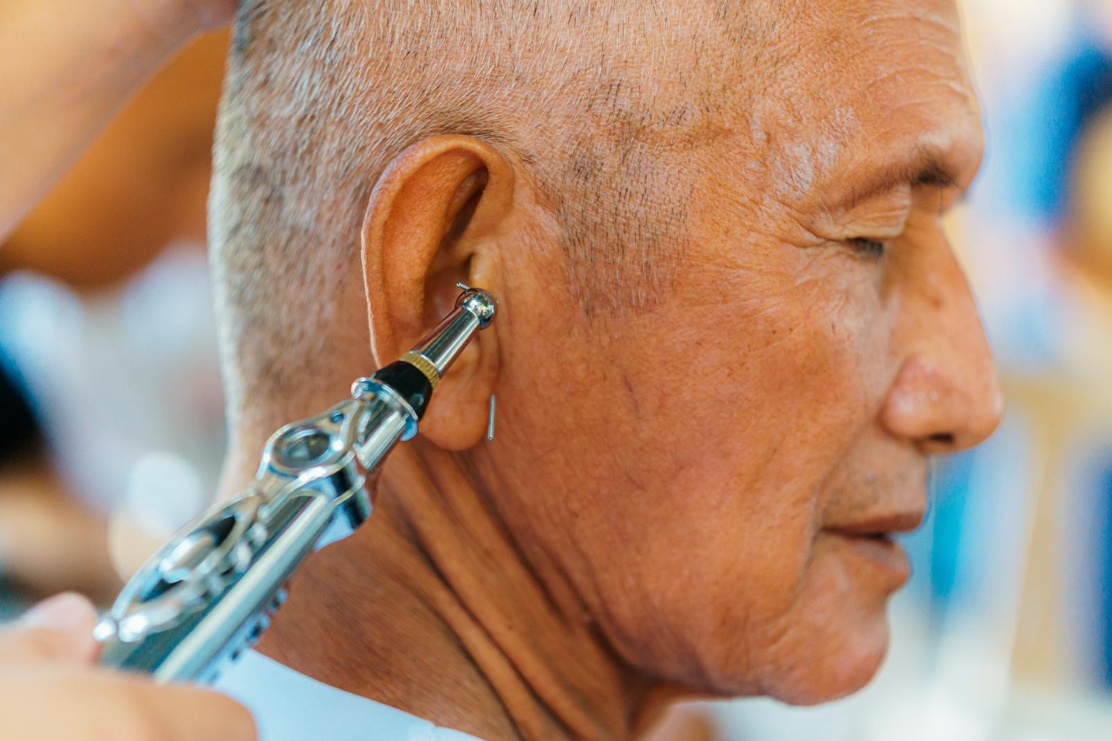 ผู้สูงอายุชายกำลังรับการบำบัด